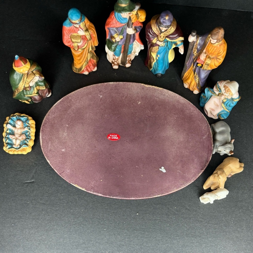 Scott's Porcelain 11 piece Nativity Christmas set with wood base. - Picture 7 of 16
